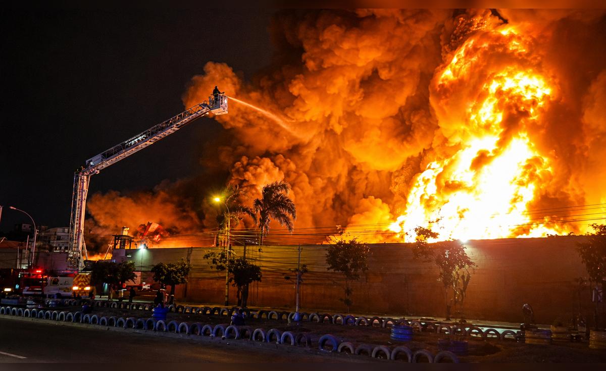 Grande incendio consume fábrica de cosméticos cerca de la Universidad César Vallejo