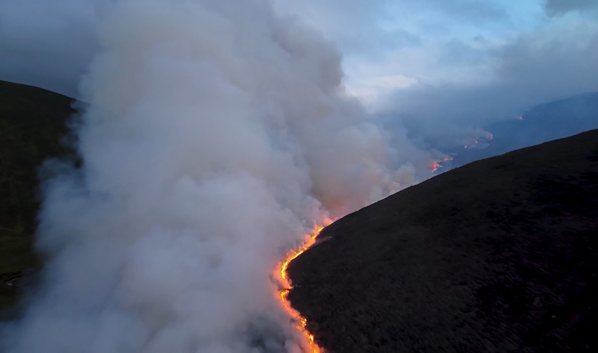 Graves incendios en España y Francia obligan a evacuar a más de 270 mil personas