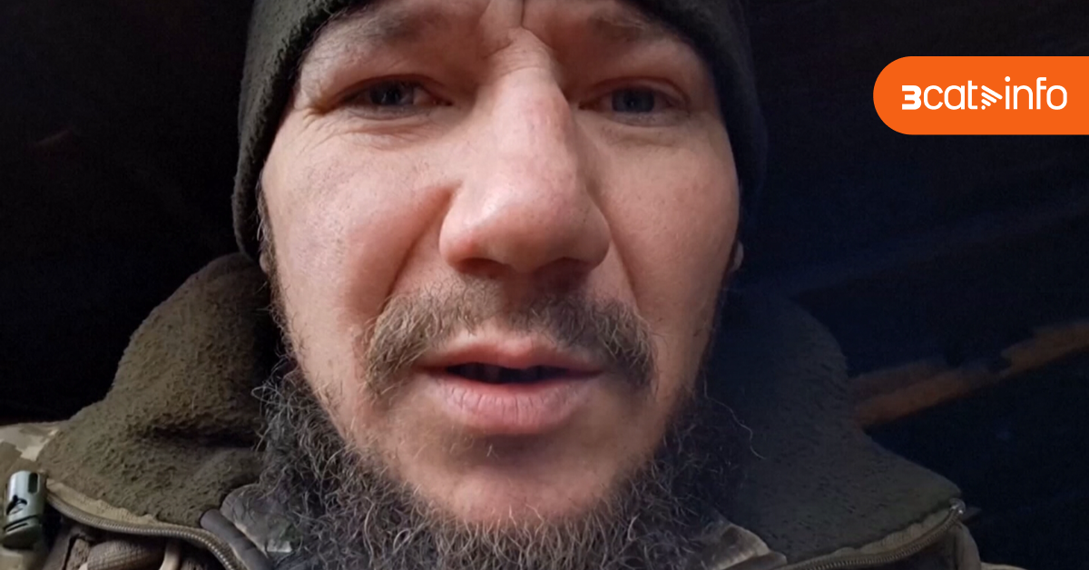 Un soldado ucraniano graba en la trinchera para mostrar la guerra