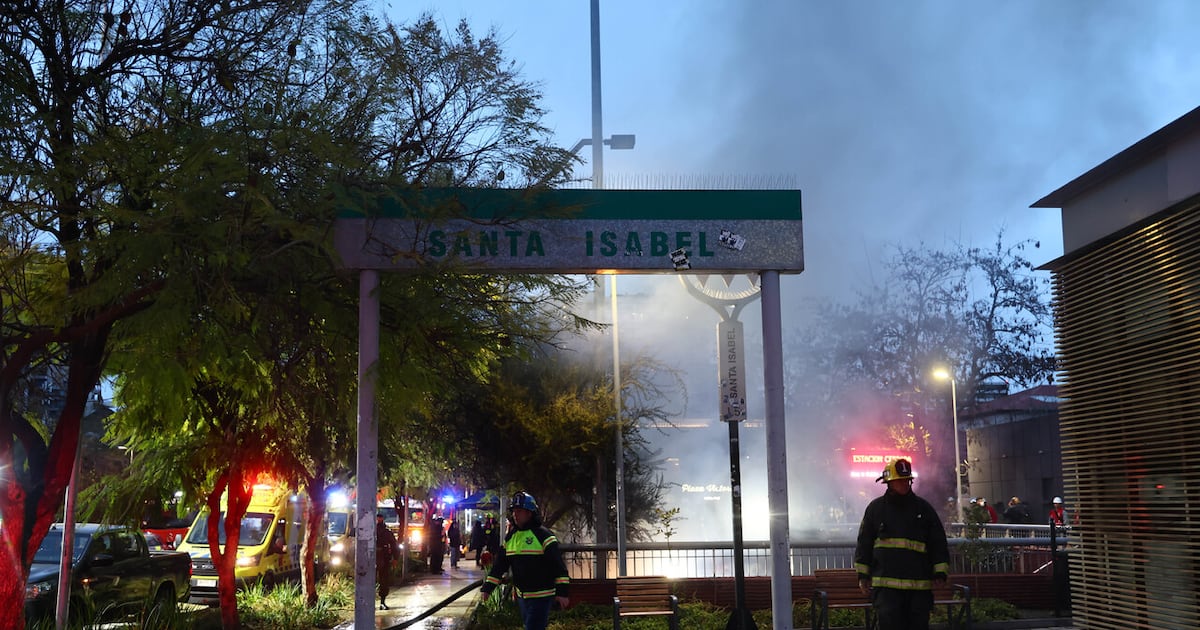 Incendio en metro de Santiago: evacúan estación Baquedano tras fuego en Santa Isabel