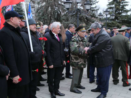 Казбек Коков возложил цветы к Вечному огню