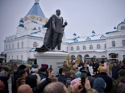 ЛДПР передала бойцам СВО 23 автомобиля и БТР