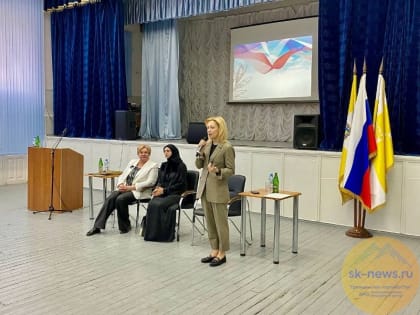 Лицей № 35 Ставрополя посетили глава комитета ГДРФ и мама погибшего в СВО десантника Нурмагомеда Гаджимагомедова