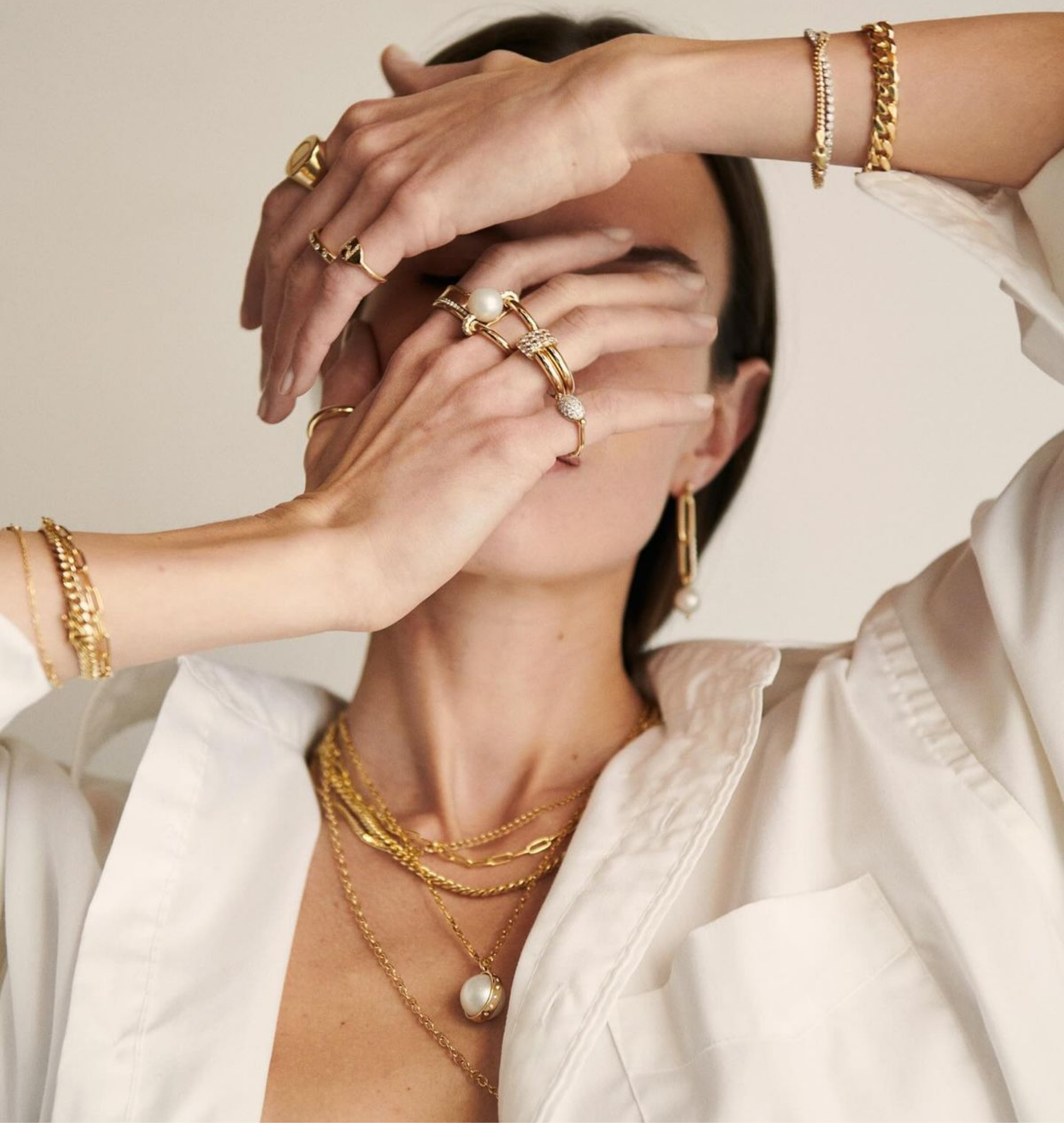 Magazine with gold earring