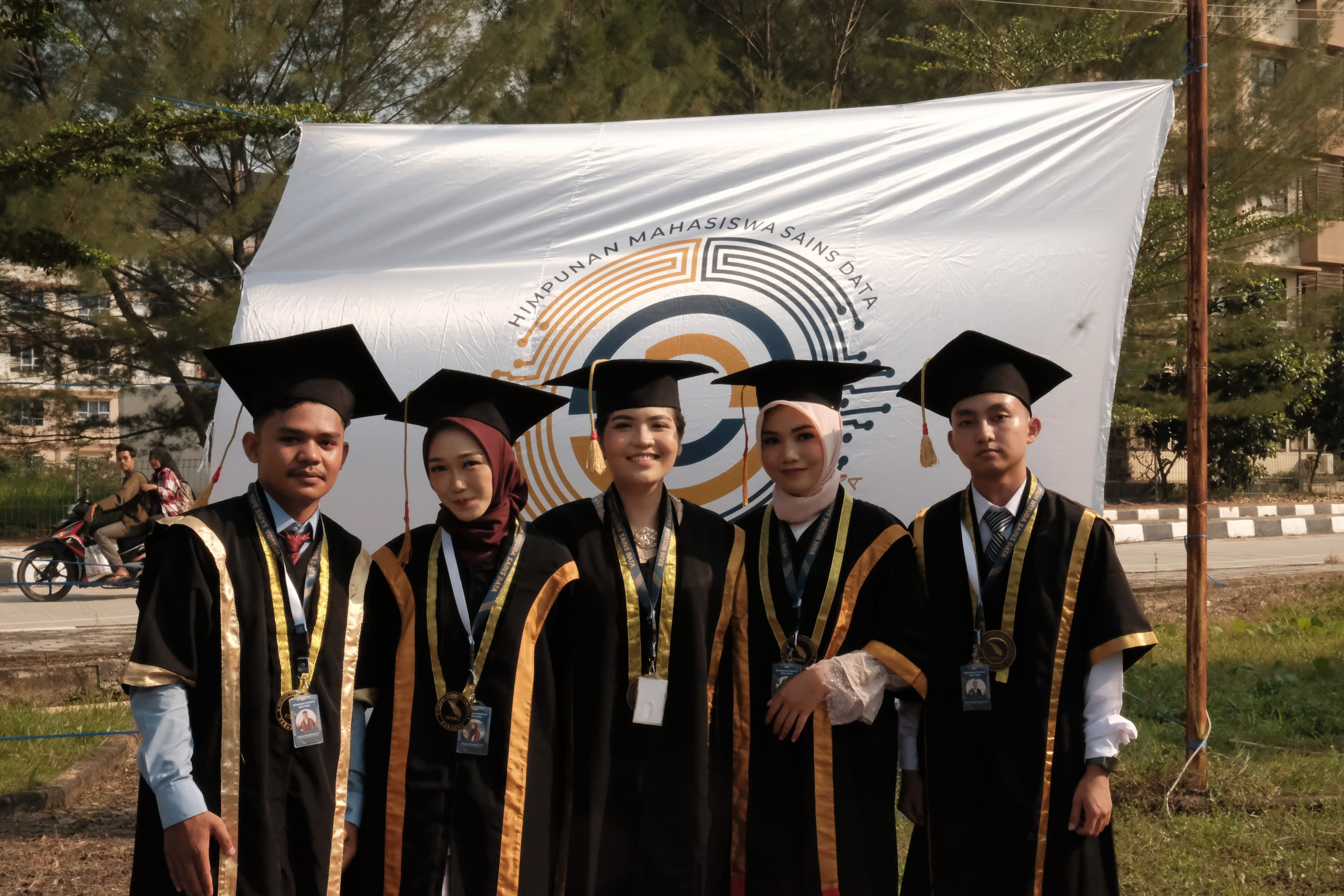 Riuh Wisuda Periode Juli Sains Data: Melepas 5 Wisudawan Pertama, Salah Satunya Ketua Himpunan Pertama HMSD Adyatama