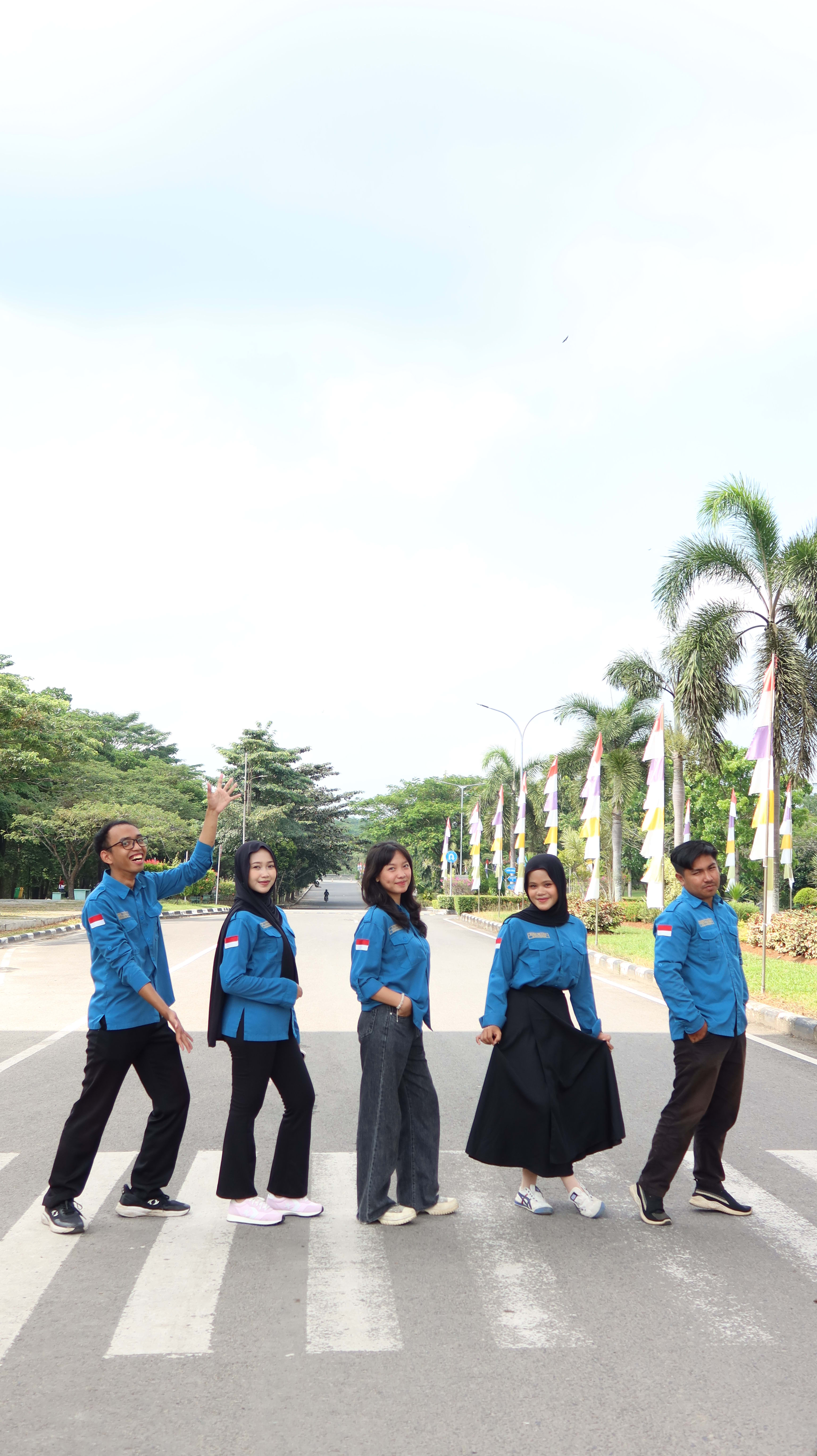 Tiga Hari di Balik Lensa: Kolaborasi Media Kreatif dalam Pengambilan Foto Organigram Himpunan Sains Data