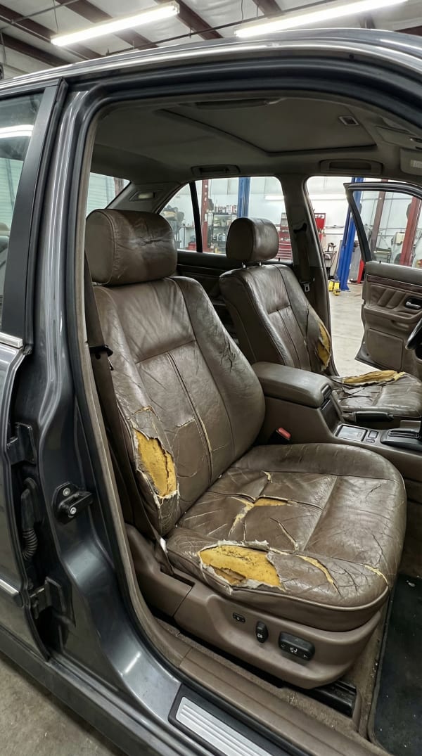 Первый кадр — старое кресло