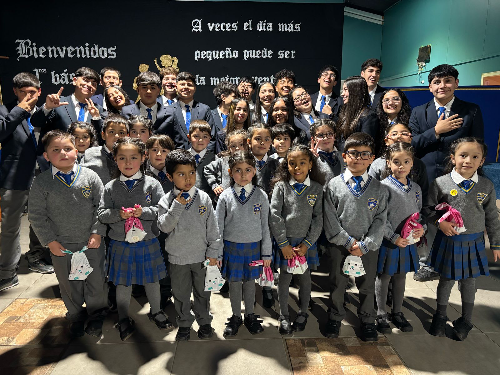 Con emotiva ceremonia de bienvenida a estudiantes de Primero Básico 2025