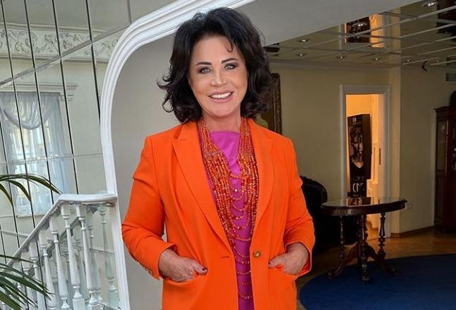 Надежда Бабкина дышит через трахеостомическую трубку и общается жестами