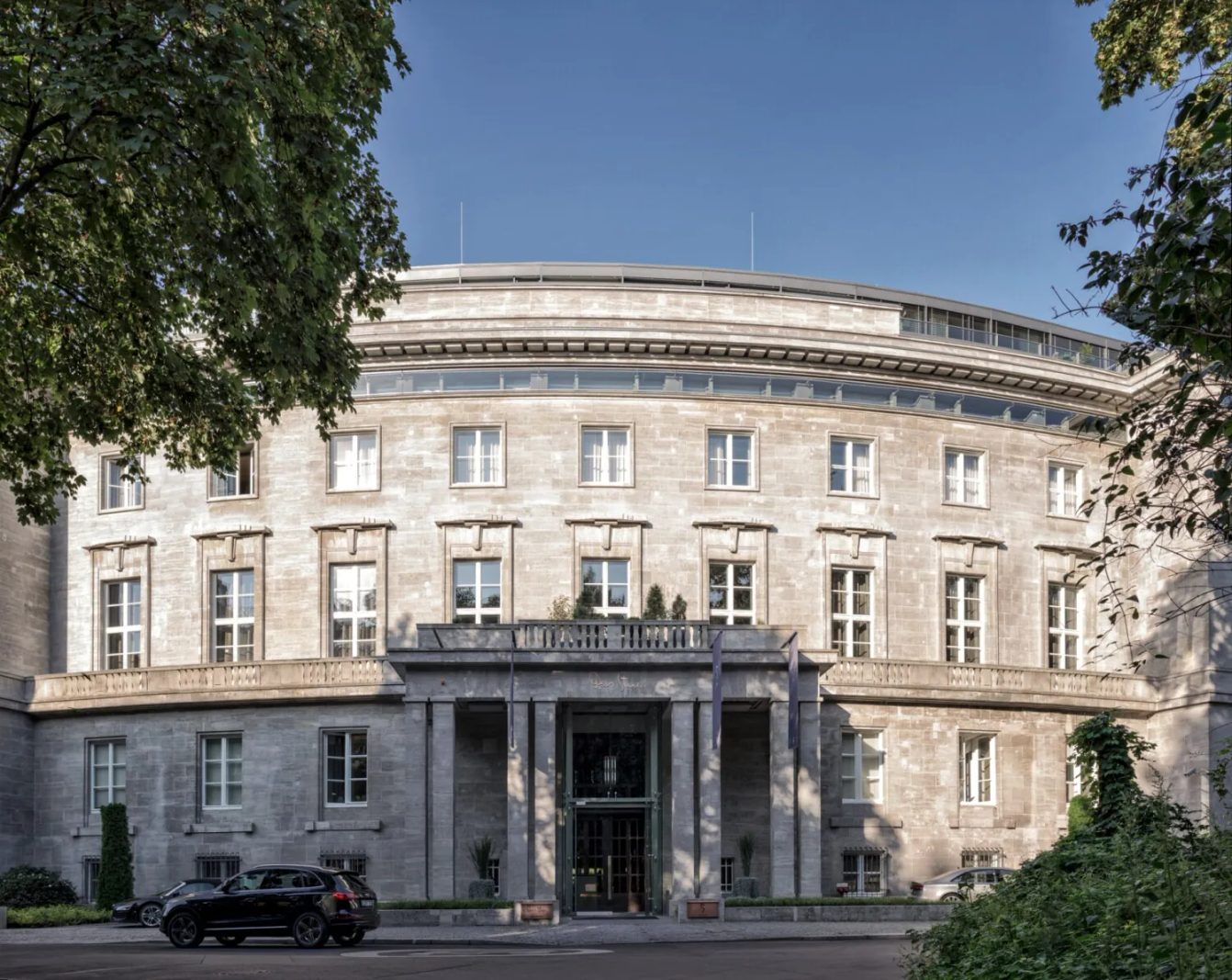 Architecture contemporaine et panorama sur la mer Égée - La Revue du Luxe