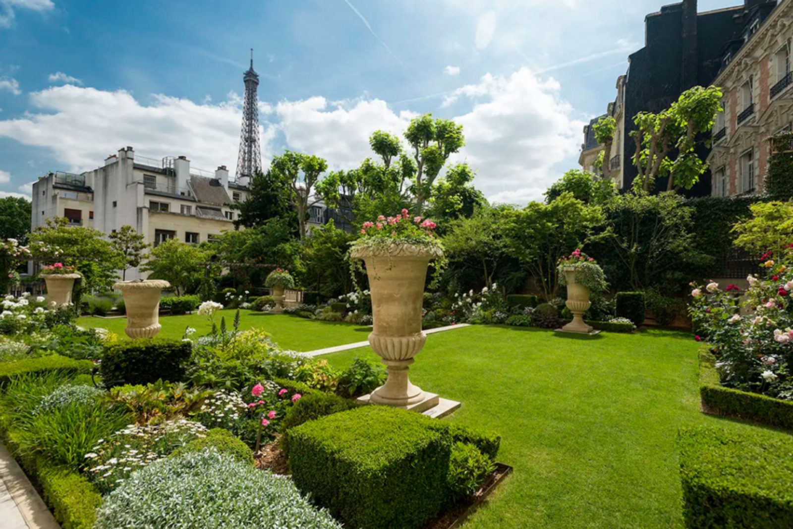 Paris : la terrasse cachée du Shangri-La dévoile son déjeuner dominical face à la tour Eiffel - La Revue du Luxe