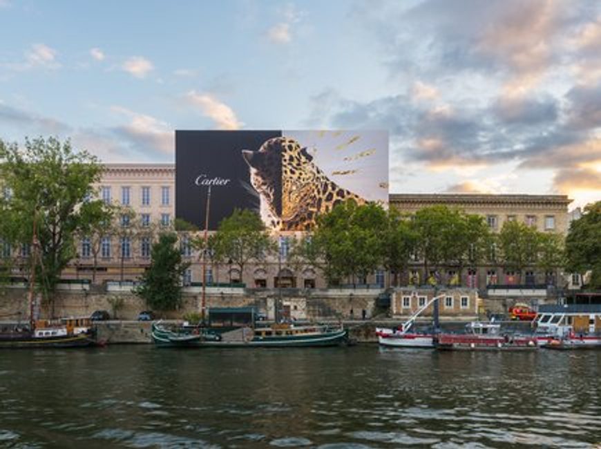 Une panthère de verre monumentale sur les monuments parisiens - La Revue du Luxe