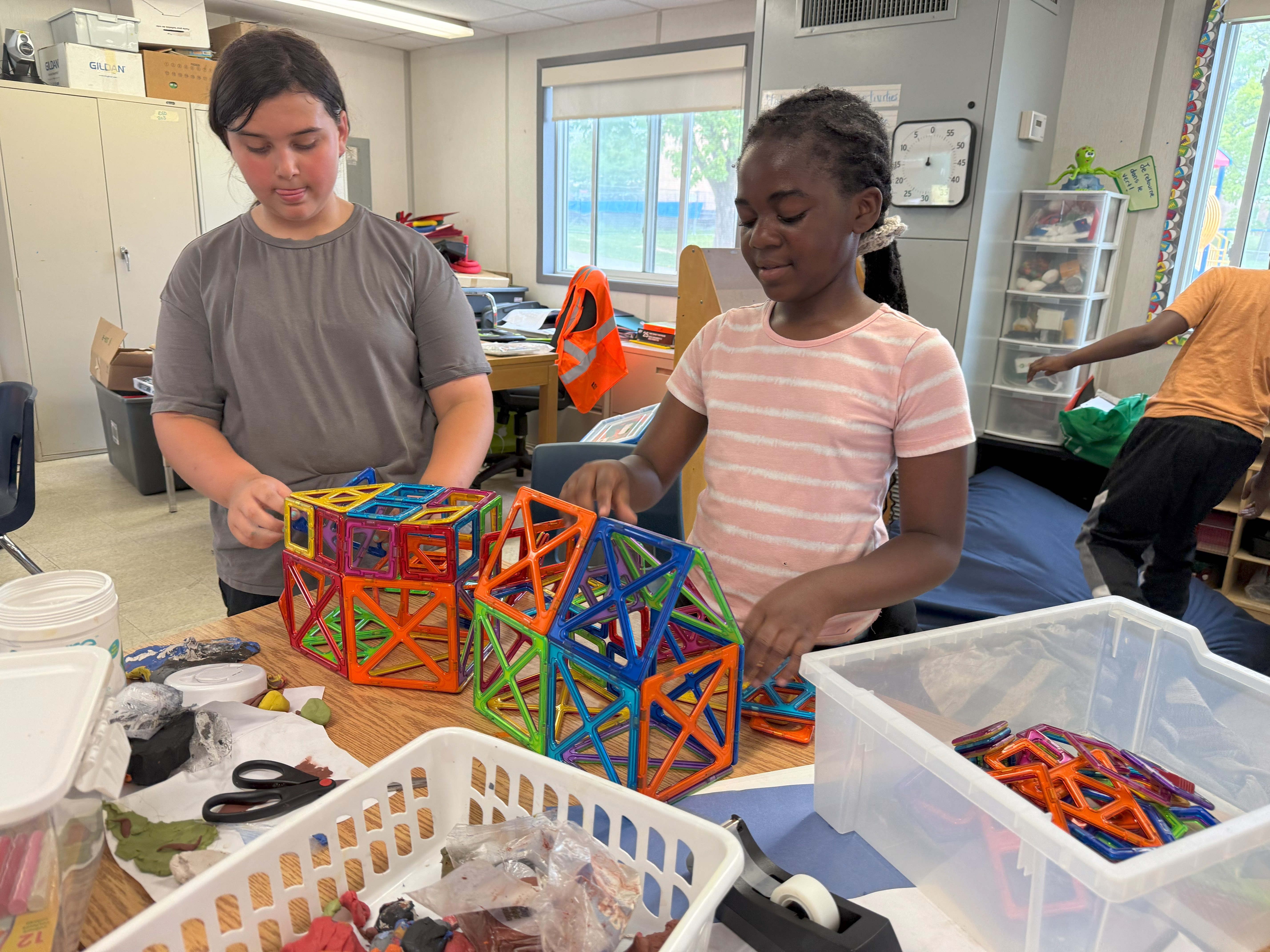 Élèves travaillant sur un décor