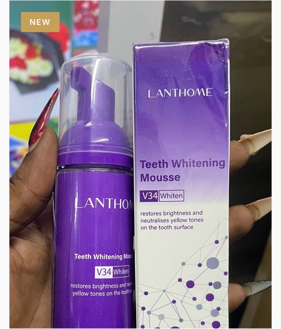 Teeth with whitening mousse
