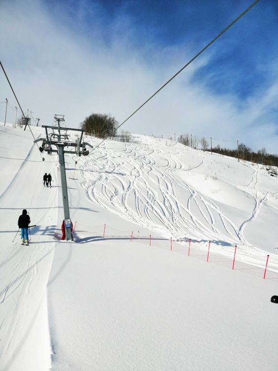 Skilek i alpinbakken
