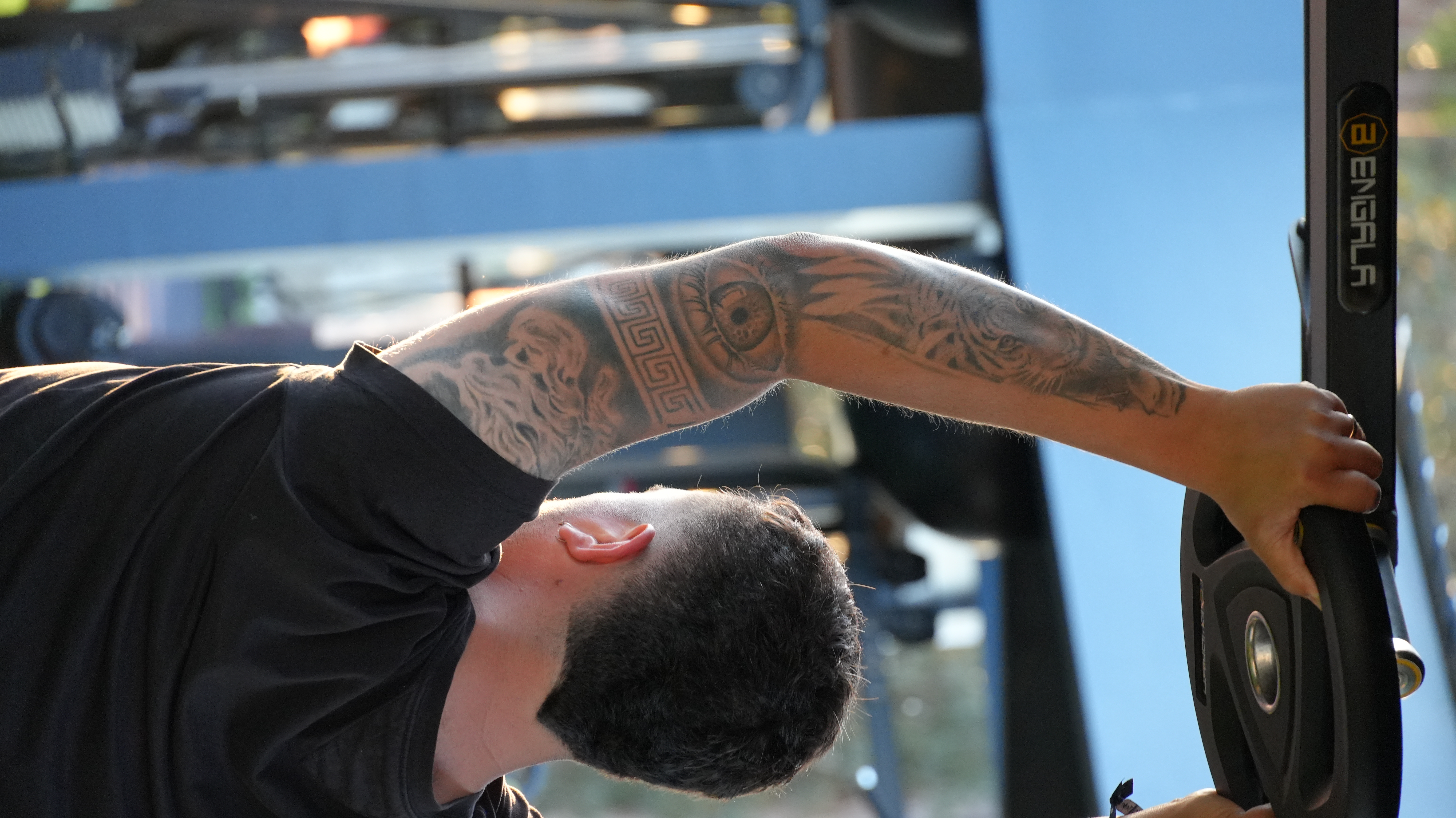 Adultos entrenando felices