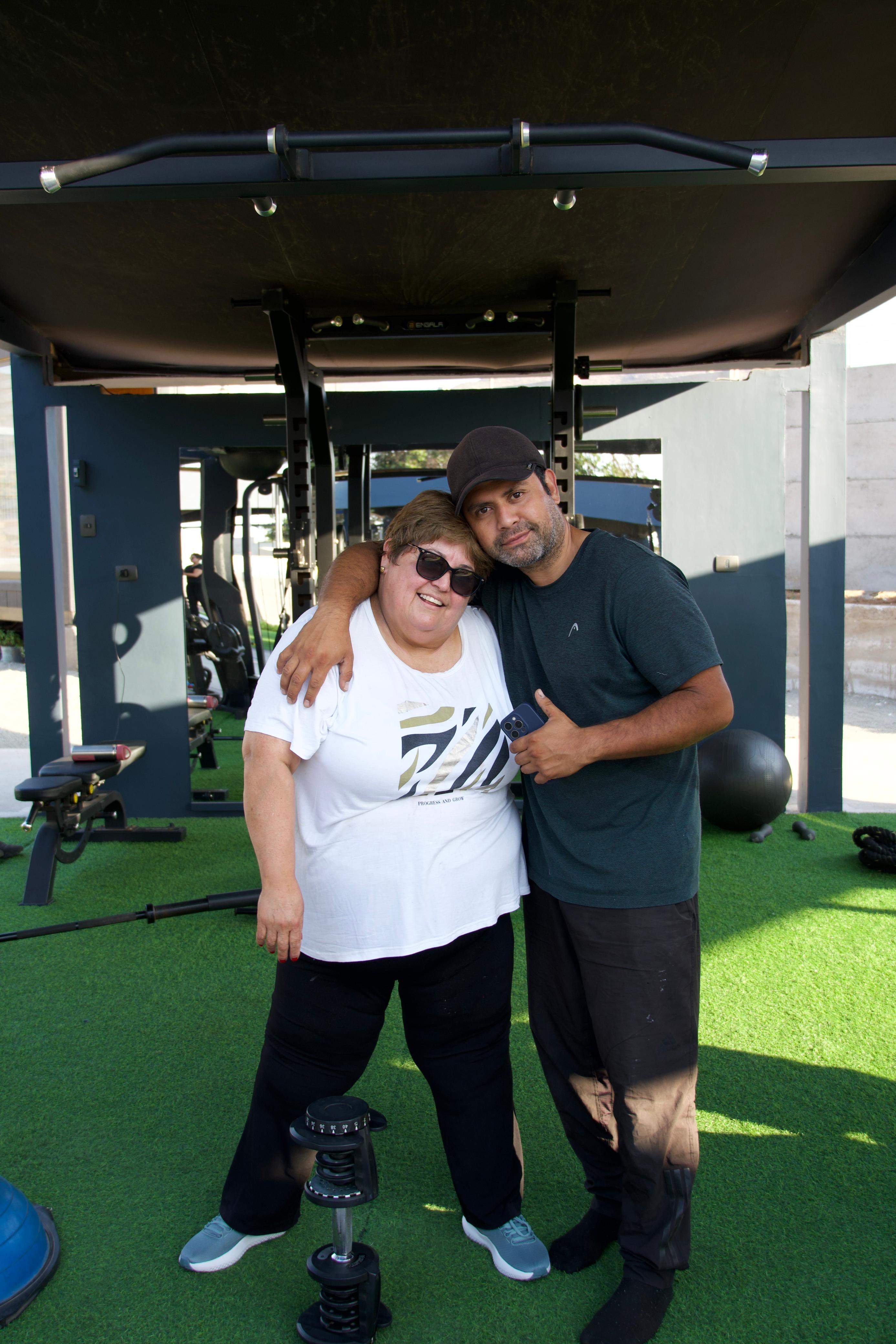Adultos entrenando felices