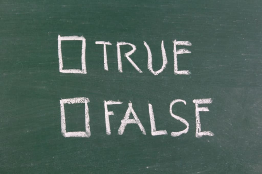 黒板に書かれたTRUEとFALSE