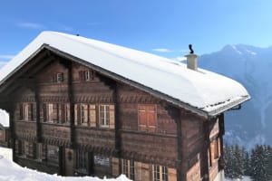 雪山にあるゲレンデの山小屋