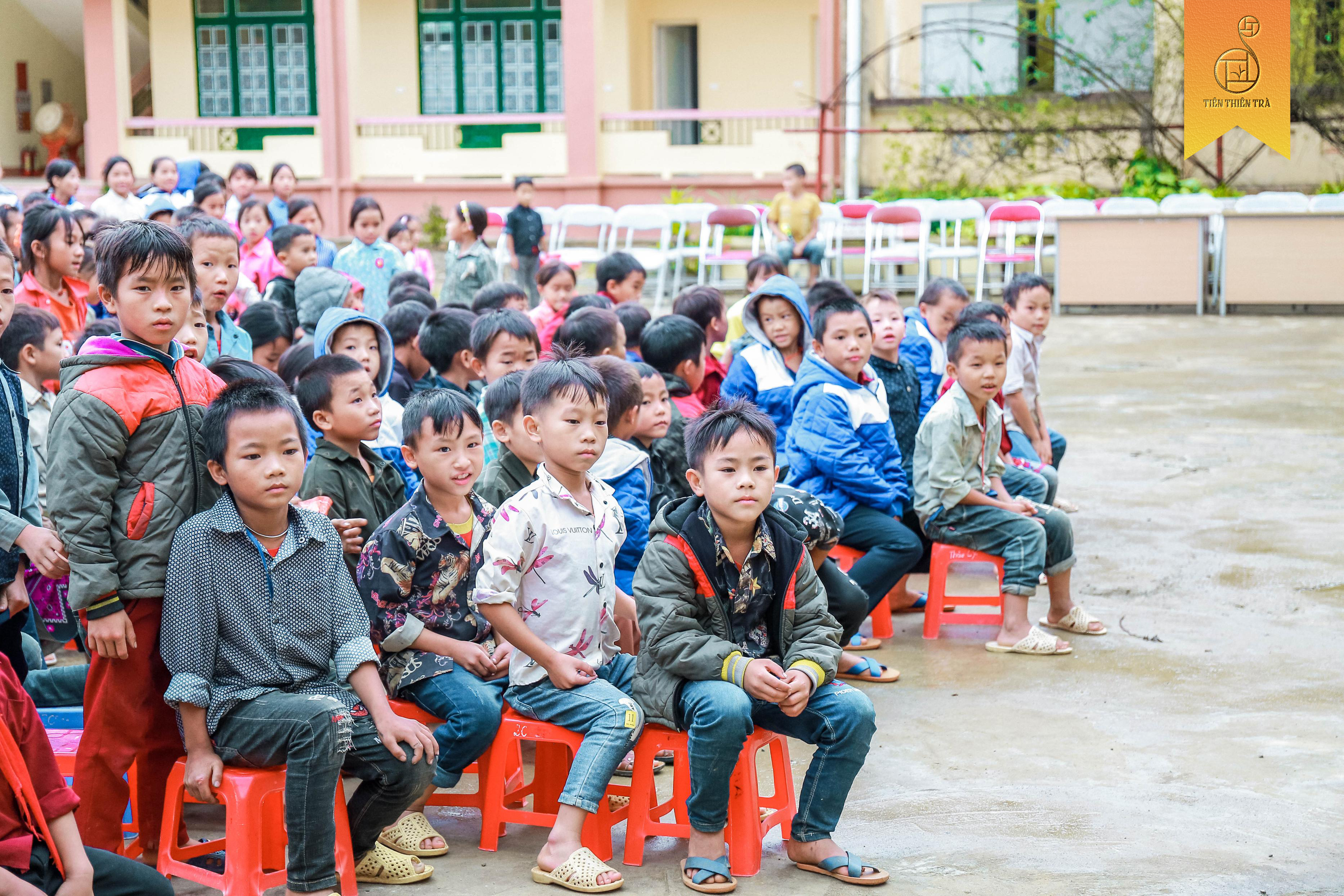 trẻ em vùng cao