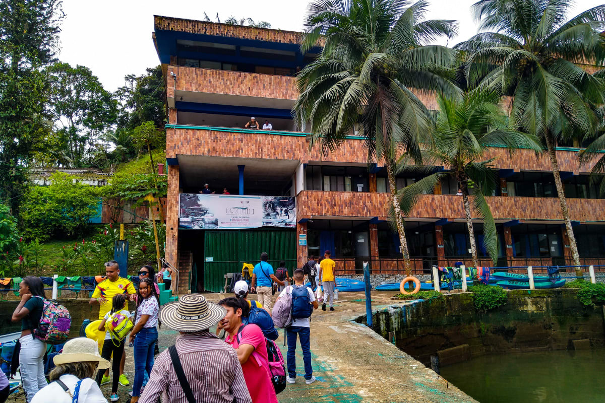 Entrada del Hotel Magüipi con Disfruta Buenaventura
