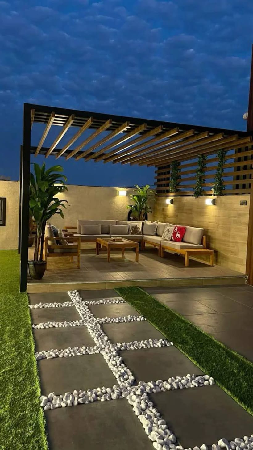Terraza moderna con pérgola, muebles de madera y decoración vegetal