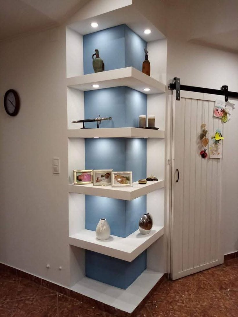 Estantería con iluminación y detalles en azul