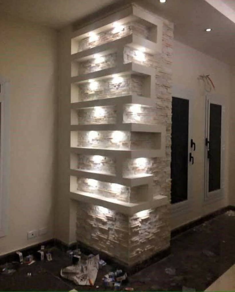 Estantería de piedra con luz