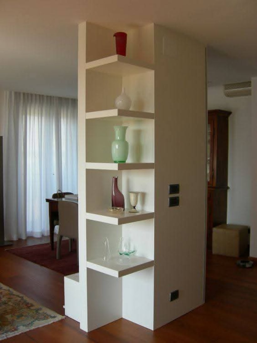 Estantería blanca minimalista