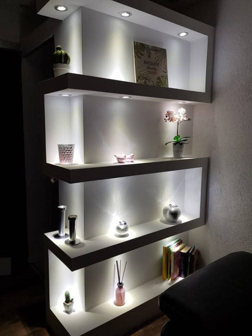 Estantería iluminada con decoración