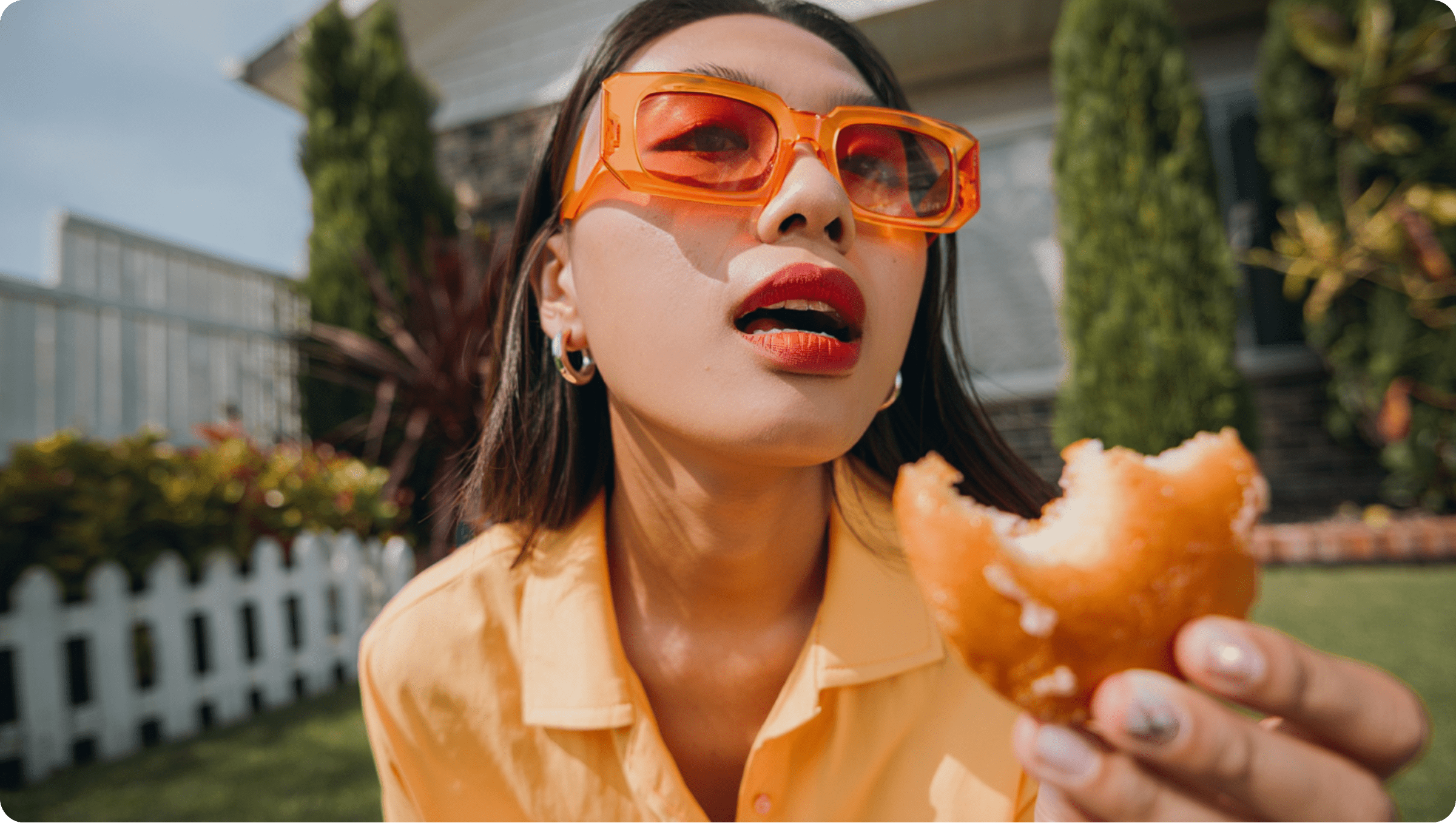 Senhora a comer um donut Pals n co. Tu mereces mais!