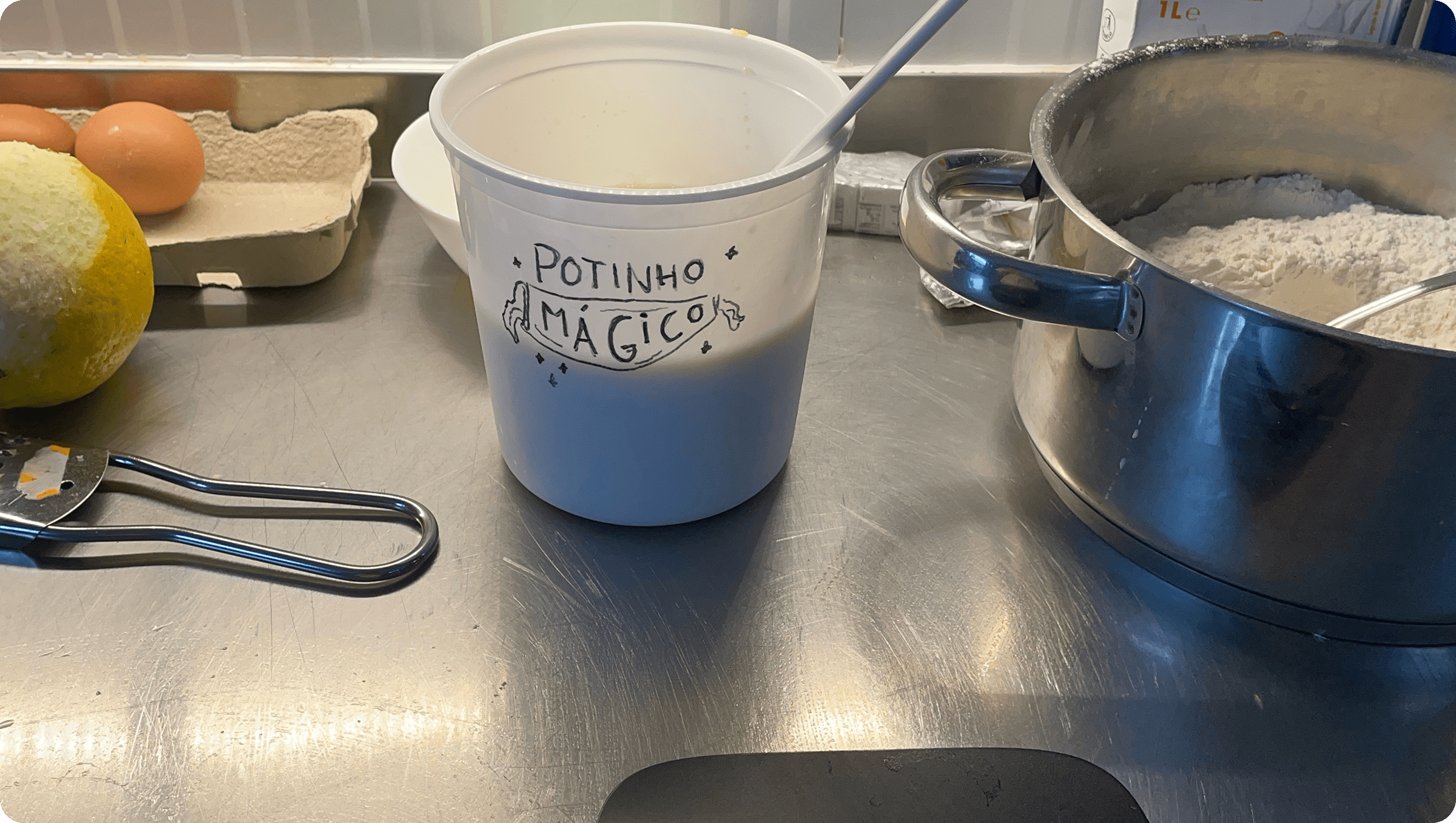 Pote de ingredientes da Pals n Co na cozinha