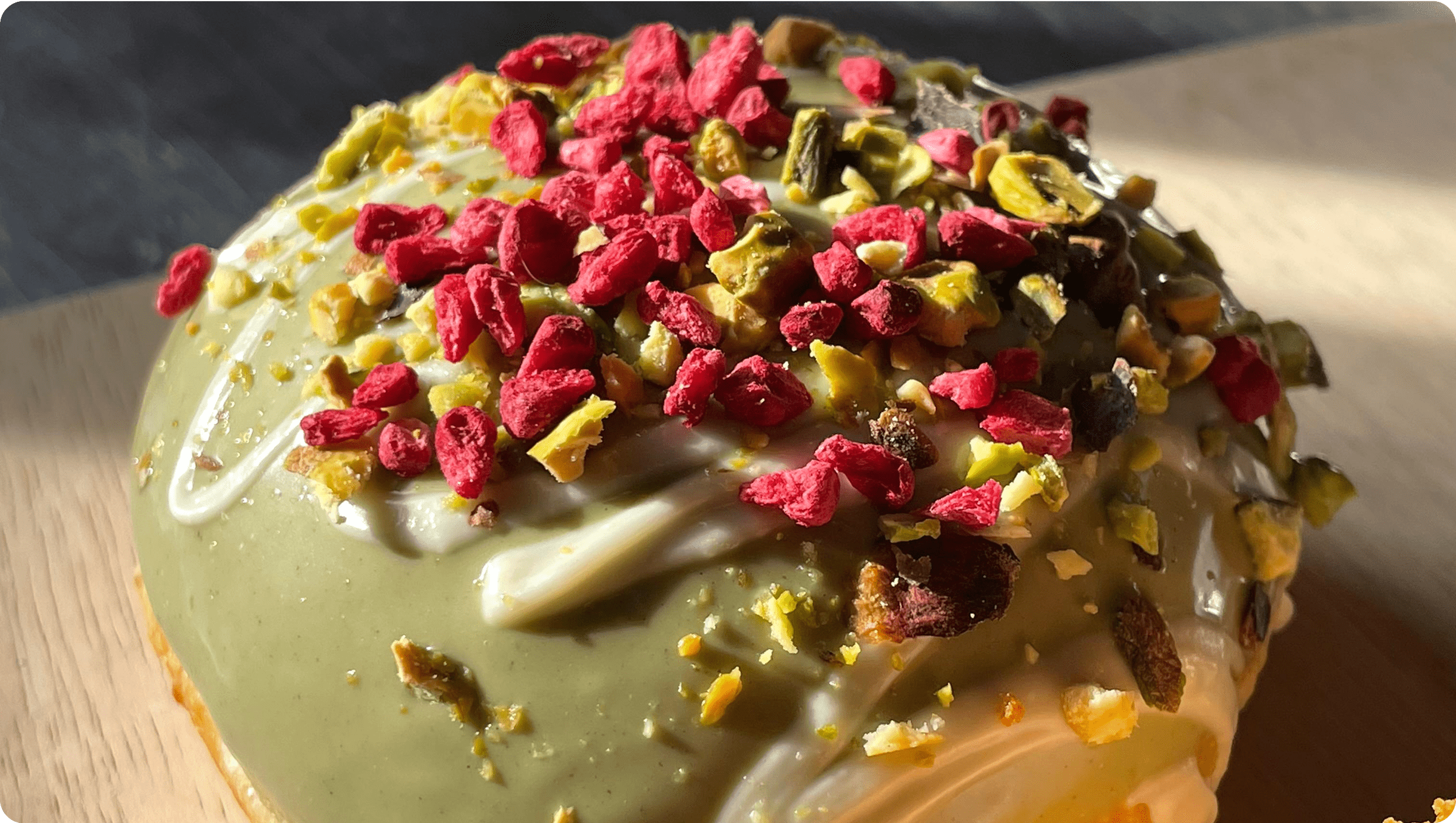 donute de pistachio e framboesas da pals n co