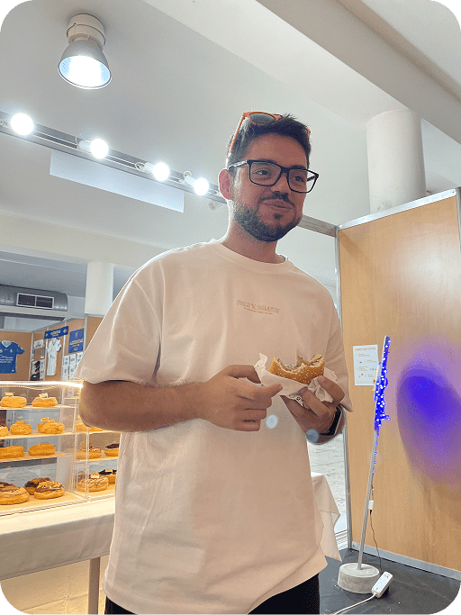 Ivo a comer um hamburger na Frimor 2024 Pals n Co.