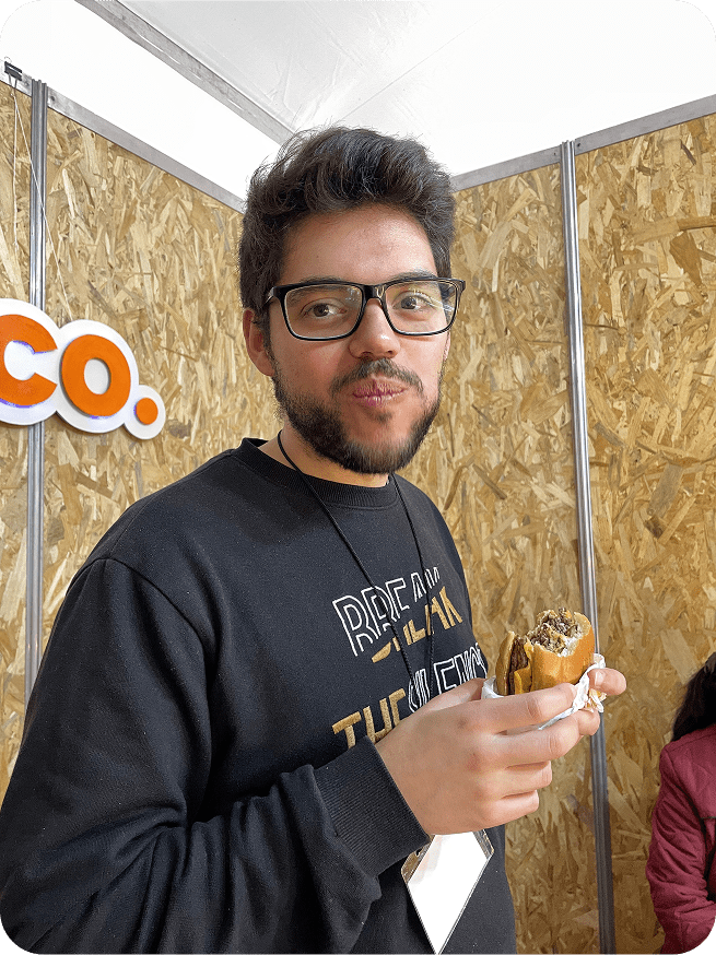 Ivo a comer um hamburger nas tasquinhas Rio Maior 2025 - Pals n Co.