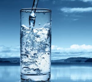 How to make drinking 100oz of water a day a habit (and why it's important for health and weight loss)