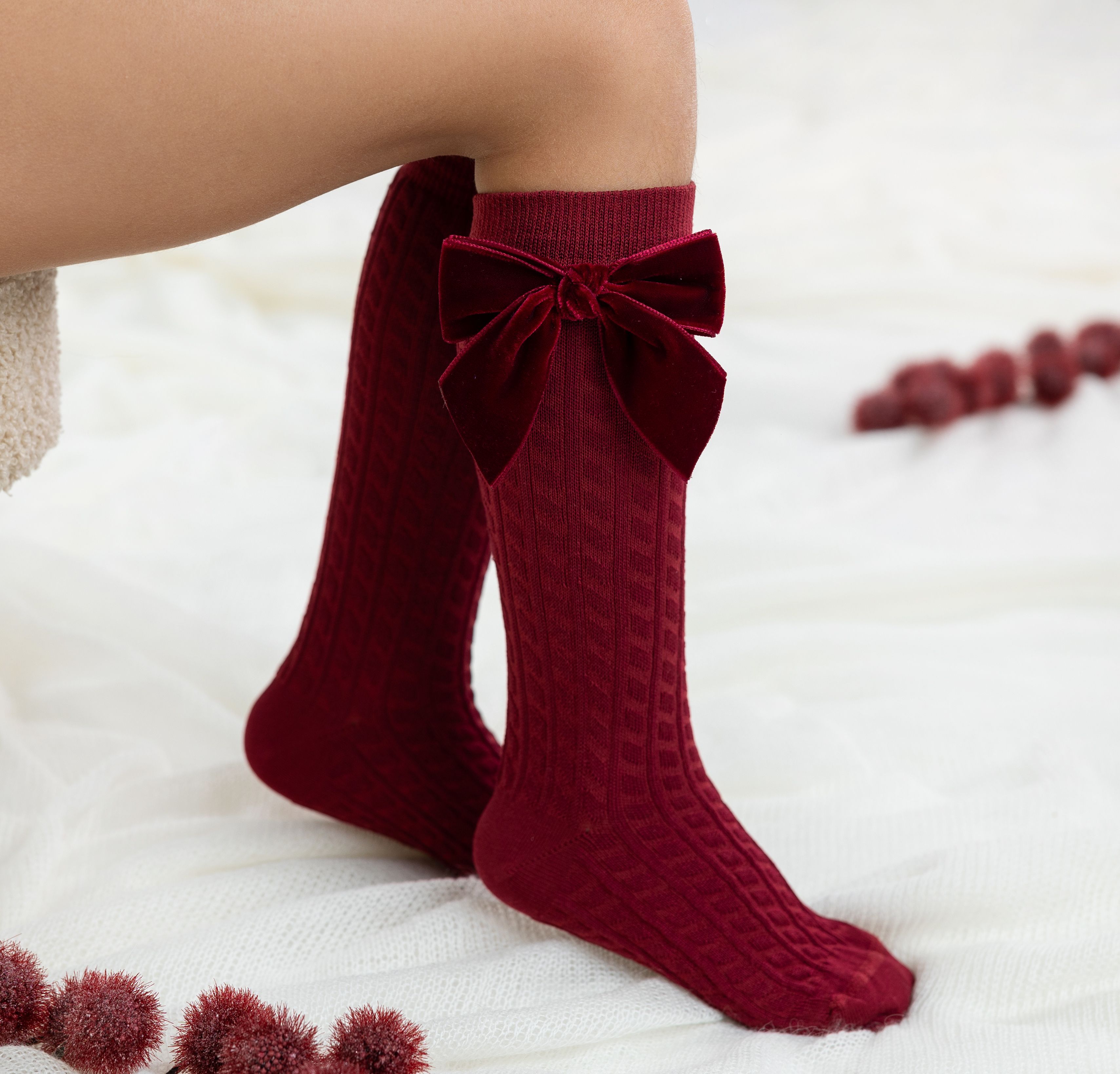 Meia Relevo Entrançado e Laço Veludo Lado