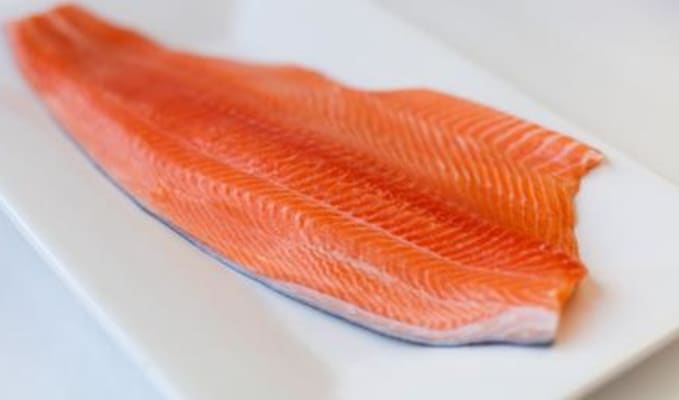 Laxaflök frosin (ca. 10kg kassi)