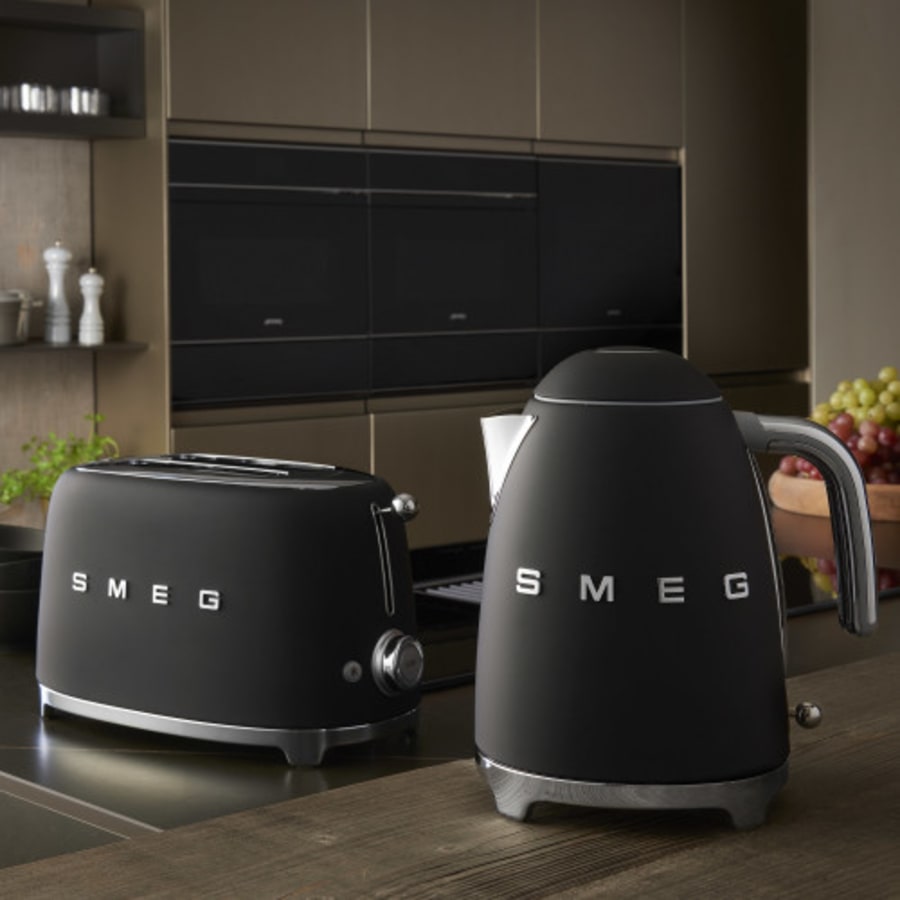 Smeg hraðsuðuketill Retro svartur mattur.
