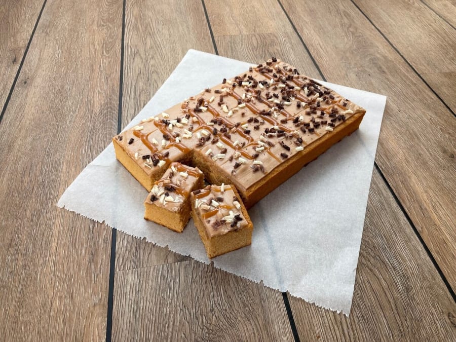 Saltkaramellukaka með súkkulaðiskrauti