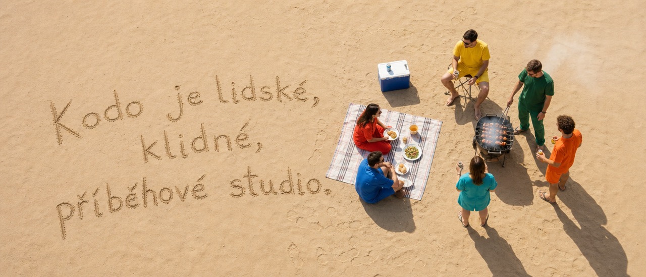 Kodo je lidské, klidné, příběhové studio — slogan napsaný v písku