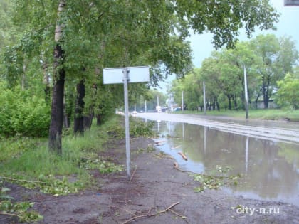 В Новокузнецке на Транспортной никто не хочет ехать по луже, и все едут по встречке (ФОТО, ВИДЕО)