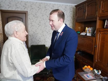 Глава города Дмитрий Анисимов поздравили со 101-м днём рождения участника Великой Отечественной войны Николая Фёдоровича Савина