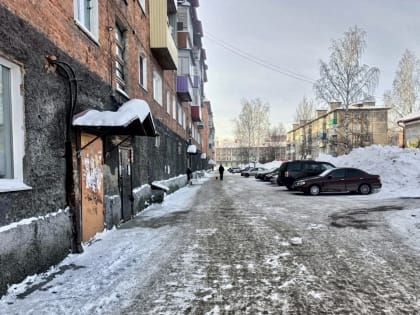 Нарушения по очистке кровель и дворовых территорий выявлены во дворах многоэтажек в Междуреченске