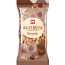 Haselnüsse ganz