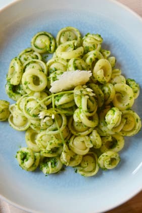 Pasta mit Bärlauch Dattel Pesto