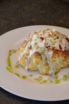 Im ganzen gerösteter Blumenkohl