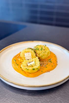Gefüllte Polentaknödel auf Kürbiscreme