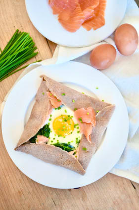 Galette mit Spinat, Ei & Lachs