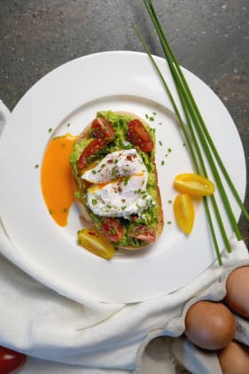 Avocadobrot mit pochiertem Ei